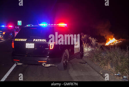 Huntington Beach, Californie, USA. Août 26, 2016. Un suspect qui a tiré sur un agent de police à Huntington Beach morts lors d'une poursuite après avoir perdu le contrôle de son véhicule sur l'autoroute 15 en direction nord à Cleghorn route autour de 1 h 30 Vendredi matin 26 août 2016 dans le comté de San Bernardino. Crédit : Kevin Avertir/ZUMA/Alamy Fil Live News Banque D'Images