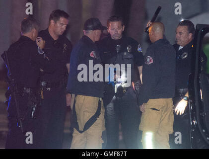 Huntington Beach, Californie, USA. Août 26, 2016. Un agent de police à Huntington Beach est extrait par Costa Mesa feu après avoir été abattu dans son badge à un véhicule la poursuite d'un suspect. L'exercice se terminant le 15 Nord Autoroute lorsque le suspect a perdu la maîtrise de son véhicule à Cleghorn Road éclater en flammes et le tuant autour de 1 h 30 Vendredi matin 26 août 2016 dans le comté de San Bernardino. Crédit : Kevin Avertir/ZUMA/Alamy Fil Live News Banque D'Images