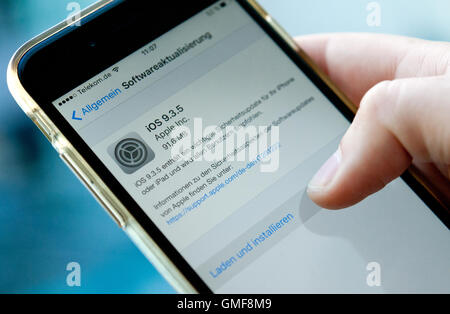 Berlin, Allemagne. Août 26, 2016. ILLUSTRATION - l'information sur une mise à jour du logiciel de l'appareil mobile s'affiche sur l'écran d'un iPhone à Berlin, Allemagne, 26 août 2016. La découverte d'un nouveau logiciel espion a obtenu l'accès à l'iphone et autres appareils Apple comme il n'a jamais été vu auparavant. Pourtant, les failles de sécurité dans le système de l'iPhone iOS sont censés avoir fixé avec les mises à jour logicielles. Photo : Susann Prautsch/dpa/Alamy Live News Banque D'Images