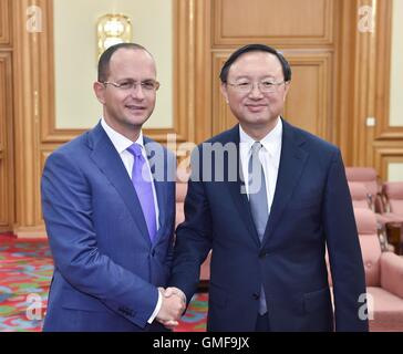 Beijing, Chine. Août 26, 2016. Le Conseiller d'Etat chinois Yang Jiechi (R) rencontre Ministre albanais des affaires étrangères Ditmir Bushati, à Beijing, capitale de Chine, le 26 août 2016. Credit : Gao Jie/Xinhua/Alamy Live News Banque D'Images