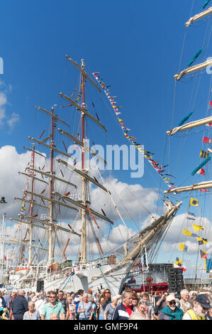 Blyth, UK. Août 26, 2016. Foules visitez le Port de Blyth dans le Northumberland pour voir les grands voiliers amarrés là. Dans l'arrière-plan est le navire-école Dar Młodzieży polonais : Crédit d'imagerie Washington/Alamy Live News Banque D'Images