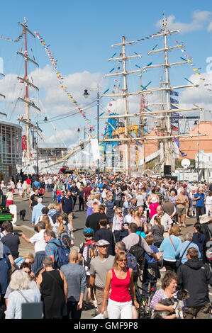 Blyth, UK. Août 26, 2016. Foules visitez le Port de Blyth dans le Northumberland pour voir les grands voiliers amarrés là. Credit : imagerie Washington/Alamy Live News Banque D'Images