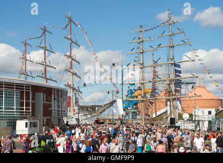 Blyth, UK. Août 26, 2016. Foules visitez le Port de Blyth dans le Northumberland pour voir les grands voiliers amarrés là. Credit : imagerie Washington/Alamy Live News Banque D'Images