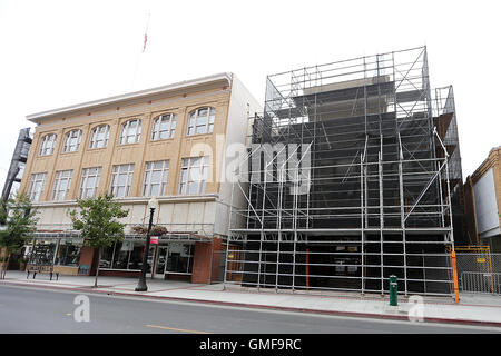 Napa, CA, USA. Août 17, 2016. Les réparations sur le bâtiment de la bibliothèque de Goodman, droite, qui abrite la Société Historique du Comté de Napa, commencera en 2017, plus de deux ans après le 24 août, 2014 tremblement de terre. © Napa Valley Inscription/ZUMA/Alamy Fil Live News Banque D'Images