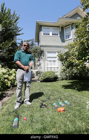 Napa, CA, USA. Août 17, 2016. Rufus Catchings, un géophysicien recherche avec le Service géologique des États-Unis, se trouve près de capteurs et d'enregistreurs qui seront utilisés pour suivre un certain nombre de petites explosions de la carte de métro des sols dans le cadre d'une étude sismique. La maison en arrière-plan, situé dans la vieille ville, est un site où les capteurs seront enterrés. © Napa Valley Inscription/ZUMA/Alamy Fil Live News Banque D'Images