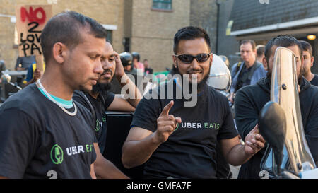 Londres, Royaume-Uni. 26 août 2016. Uber mange des livreurs de protestation ou de grève à bas salaires et conditions, à l'extérieur du siège de l'Uber mange Bermondsey Street. Crédit : Stephen Chung / Alamy Live News Banque D'Images