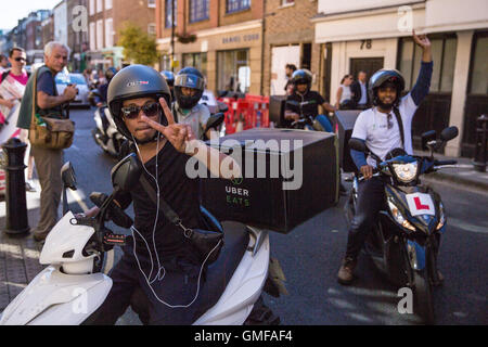 Londres, Royaume-Uni. 26 août, 2016. UberEats aériens depuis l'Uber, le service de restauration rapide, arriver au siège de la société à Bermondsey pour protester contre la réduction de leur solde au début d'une grève. Credit : Mark Kerrison/Alamy Live News Banque D'Images