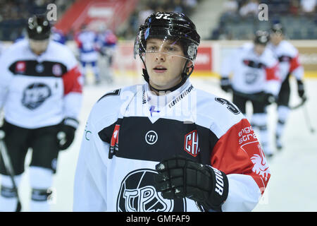 Liberec, République tchèque. Août 26, 2016. Le joueur de hockey Patrik Claude Martin de Turku célèbre un but durant le match Bili Tygri Liberec vs TPS Turku en Finlande le groupe H de la Ligue des Champions match à Liberec, République tchèque, le 26 août 2016. © Radek Petrasek/CTK Photo/Alamy Live News Banque D'Images