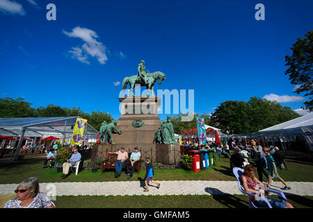 Edinburgh, Royaume-Uni. 26 août 2016. Edinburgh International Book Festival journée ensoleillée à Charlotte Square Gardens. Pako Mera/Alamy Live News Banque D'Images