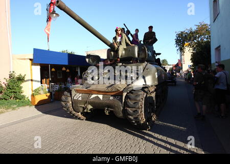 Hel, Pologne. 26 août, 2016. Grande Parade de l'vehiclels dresed historique et de restaurateurs en uniformes historiques à l' Hôtel rue le jour avant le D-Day event. D-Day Hôtel est un événement organisé par la Fondation de la technologie militaire historique, qui fait référence à la plus grande opération de débarquement dans l'histoire de la Seconde Guerre mondiale en Normandie, France. Credit : Michal Fludra/Alamy Live News Banque D'Images