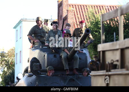 Hel, Pologne. 26 août, 2016. Grande Parade de l'vehiclels dresed historique et de restaurateurs en uniformes historiques à l' Hôtel rue le jour avant le D-Day event. D-Day Hôtel est un événement organisé par la Fondation de la technologie militaire historique, qui fait référence à la plus grande opération de débarquement dans l'histoire de la Seconde Guerre mondiale en Normandie, France. Credit : Michal Fludra/Alamy Live News Banque D'Images