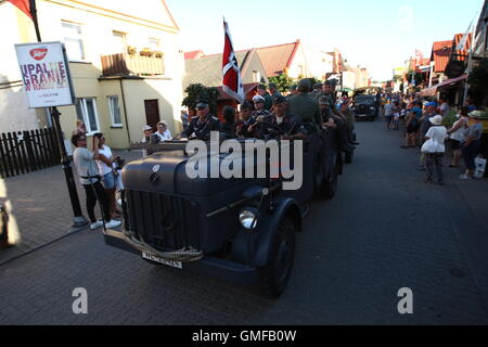 Hel, Pologne. 26 août, 2016. Grande Parade de l'vehiclels dresed historique et de restaurateurs en uniformes historiques à l' Hôtel rue le jour avant le D-Day event. D-Day Hôtel est un événement organisé par la Fondation de la technologie militaire historique, qui fait référence à la plus grande opération de débarquement dans l'histoire de la Seconde Guerre mondiale en Normandie, France. Credit : Michal Fludra/Alamy Live News Banque D'Images