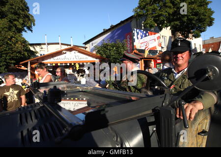 Hel, Pologne. 26 août, 2016. Grande Parade de l'vehiclels dresed historique et de restaurateurs en uniformes historiques à l' Hôtel rue le jour avant le D-Day event. D-Day Hôtel est un événement organisé par la Fondation de la technologie militaire historique, qui fait référence à la plus grande opération de débarquement dans l'histoire de la Seconde Guerre mondiale en Normandie, France. Credit : Michal Fludra/Alamy Live News Banque D'Images