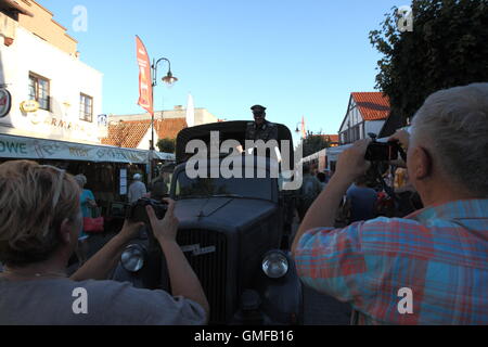 Hel, Pologne. 26 août, 2016. Grande Parade de l'vehiclels dresed historique et de restaurateurs en uniformes historiques à l' Hôtel rue le jour avant le D-Day event. D-Day Hôtel est un événement organisé par la Fondation de la technologie militaire historique, qui fait référence à la plus grande opération de débarquement dans l'histoire de la Seconde Guerre mondiale en Normandie, France. Credit : Michal Fludra/Alamy Live News Banque D'Images