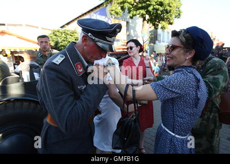 Hel, Pologne. 26 août, 2016. Grande Parade de l'vehiclels dresed historique et de restaurateurs en uniformes historiques à l' Hôtel rue le jour avant le D-Day event. D-Day Hôtel est un événement organisé par la Fondation de la technologie militaire historique, qui fait référence à la plus grande opération de débarquement dans l'histoire de la Seconde Guerre mondiale en Normandie, France. Credit : Michal Fludra/Alamy Live News Banque D'Images