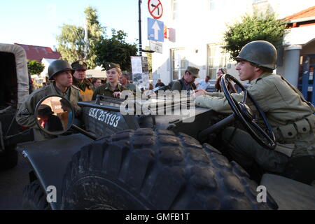 Hel, Pologne. 26 août, 2016. Grande Parade de l'vehiclels dresed historique et de restaurateurs en uniformes historiques à l' Hôtel rue le jour avant le D-Day event. D-Day Hôtel est un événement organisé par la Fondation de la technologie militaire historique, qui fait référence à la plus grande opération de débarquement dans l'histoire de la Seconde Guerre mondiale en Normandie, France. Credit : Michal Fludra/Alamy Live News Banque D'Images