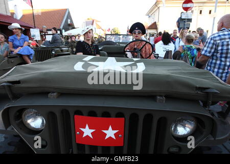 Hel, Pologne. 26 août, 2016. Grande Parade de l'vehiclels dresed historique et de restaurateurs en uniformes historiques à l' Hôtel rue le jour avant le D-Day event. D-Day Hôtel est un événement organisé par la Fondation de la technologie militaire historique, qui fait référence à la plus grande opération de débarquement dans l'histoire de la Seconde Guerre mondiale en Normandie, France. Credit : Michal Fludra/Alamy Live News Banque D'Images