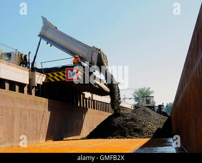 Construction d'une usine de traitement des eaux usées à Prague-troja vltava Île-l'enlèvement de la terre extraite lors de la construction de voyage 26.8.2016 Banque D'Images