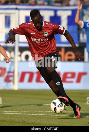 Bochum, Allemagne. Août 26, 2016. 2e saison de la Bundesliga, 2016/2017, journée 3, VfL Bochum 1848 - Hanovre 96 : Salif Sane (Hannover) contrôle la balle. Credit : Juergen Schwarz/Alamy Live News Banque D'Images