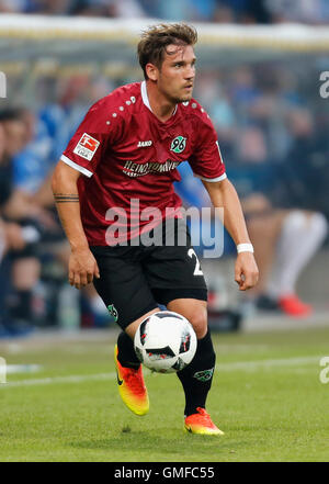 Bochum, Allemagne. Août 26, 2016. 2e saison de la Bundesliga, 2016/2017, journée 3, VfL Bochum 1848 - Hanovre 96 : Oliver Sorg (Hannover) contrôle la balle. Credit : Juergen Schwarz/Alamy Live News Banque D'Images