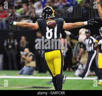 La Nouvelle-Orléans, Louisiane, Etats-Unis. Août 25, 2016. Pittsburgh Steelers tight end Jesse James marque un touchdown contre New Orleans Saints dans un match pré-saison à la Mercedes-Benz Superdome à La Nouvelle-Orléans, Louisiane le 26 août 2016 © Dan Anderson/ZUMA/Alamy Fil Live News Banque D'Images