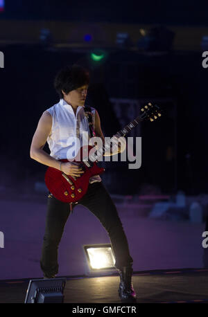 Beijing, Chine. Août 26, 2016. Monster, guitariste du groupe rock Mayday, effectue au cours de la 'Rock It 2016" concert au Stade National, ou nid d'oiseau, à Beijing, capitale de Chine, le 26 août 2016. Le groupe a commencé les trois jours de concert le vendredi. Credit : Ma Ping/Xinhua/Alamy Live News Banque D'Images