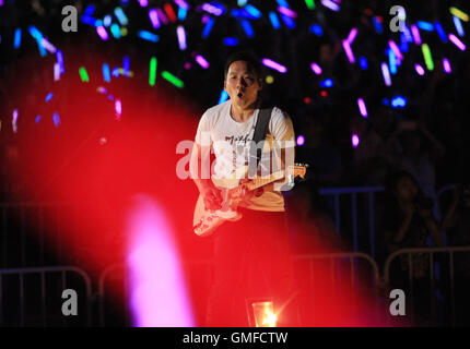 Beijing, Chine. Août 26, 2016. Pierre, le guitariste du groupe rock Mayday, effectue au cours de la 'Rock It 2016" concert au Stade National, ou nid d'oiseau, à Beijing, capitale de Chine, le 26 août 2016. Le groupe a commencé les trois jours de concert le vendredi. Credit : Ma Ping/Xinhua/Alamy Live News Banque D'Images