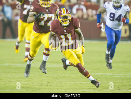 Landover, Maryland, USA. Août 26, 2016. Redskins de Washington le receveur DeSean Jackson (11) porte la balle pour un gain de temps après avoir fait une réception dans le deuxième trimestre de la pré-saison match contre les Bills de Buffalo au FedEx Field à Landover, Maryland le Vendredi, 26 août, 2016. Les Redskins a gagné le match 21 - 16.Credit : Ron Sachs/CNP Crédit : Ron Sachs/CNP/ZUMA/Alamy Fil Live News Banque D'Images