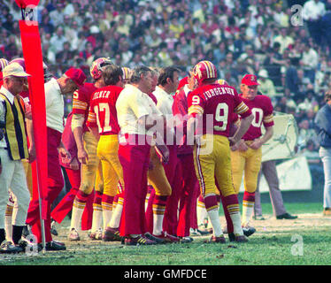 Washington, District de Columbia, Etats-Unis. 13 Oct, 1974. Redskins de Washington quarterback Sonny Jurgensen (9) traite de stratégie pendant le match contre les Dolphins de Miami au Stade RFK à Washington, DC Le 13 octobre 1974. Les Redskins a gagné le match 20 - 17.Credit : Arnie Sachs/CNP © Arnie Sachs/CNP/ZUMA/Alamy Fil Live News Banque D'Images