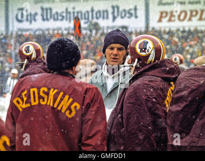 Washington, District de Columbia, Etats-Unis. Dec 16, 1973. Redskins de Washington contre-quart-arrière Sam Wyche (18), centre, discute avec d'autres quarts-arrières stratégie Sonny Jurgensen (9), gauche, et Billy Kilmer (17), à droite, à l'écart pendant le match contre les Eagles de Philadelphie au RFK Stadium de Washington, DC le Dimanche, Décembre 16, 1973. Les Redskins a gagné le match 38 - 20 pour mettre fin à leur saison régulière avec 10 victoires et quatre défaites pour se qualifier pour les play-offs NFC.Credit : Arnie Sachs/CNP © Arnie Sachs/CNP/ZUMA/Alamy Fil Live News Banque D'Images