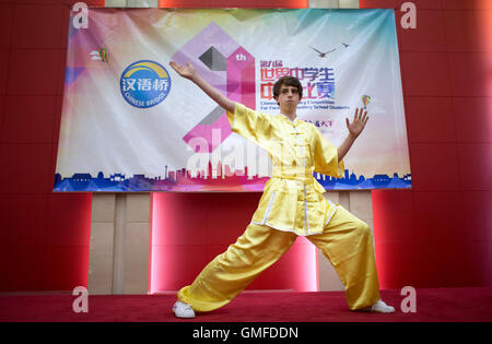 Buenos Aires, Argentine. Août 26, 2016. Nicolas Shakalis de San Andres pratiques scolaires écossais de Kung Fu chinois au cours de la 9e concours chinois pour les élèves du secondaire, à l'ambassade de Chine à Buenos Aires, capitale de l'Argentine, le 26 août 2016. © Martin Zabala/Xinhua/Alamy Live News Banque D'Images