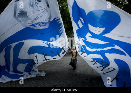 Tokyo, Japon. Août 27, 2016. Les participants effectuent une danse folklorique au cours de l'assemblée annuelle de Yosakoi à Tokyo. Un style unique de Yosakoi est un des mouvements de danse traditionnelle japonaise de l'été avec la musique moderne. Credit : Alessandro Di Ciommo/ZUMA/Alamy Fil Live News Banque D'Images