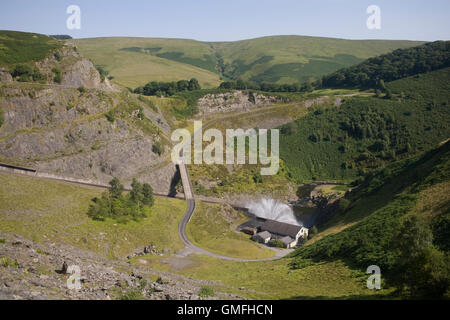 Pente de Llyn Brianne barrage et power station à la base. Banque D'Images