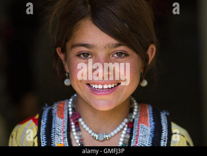 Smiling fille afghane en vêtements traditionnels, la province de Badakhshan, Afghanistan, Wuzed Banque D'Images