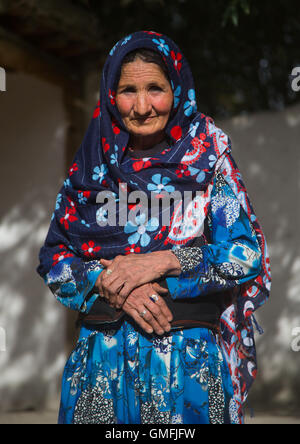 Femme afghane dans sa cour intérieure traditionnelle maison du Pamir, province de Badakhshan, Qazi deh, Afghanistan Banque D'Images