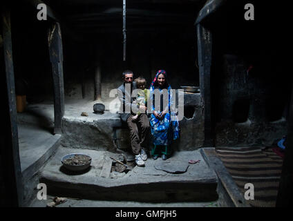 Famille afghane à l'intérieur de leur maison traditionnelle du Pamir, province de Badakhshan, Qazi deh, Afghanistan Banque D'Images