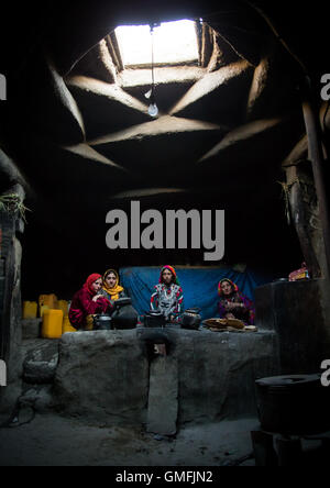 Famille afghane à l'intérieur de leur maison traditionnelle du Pamir, province de Badakhshan, Afghanistan, Khandood Banque D'Images