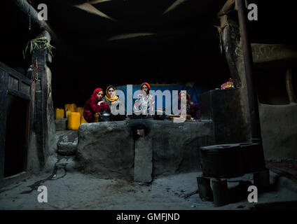 Famille afghane à l'intérieur de leur maison traditionnelle du Pamir, province de Badakhshan, Afghanistan, Khandood Banque D'Images