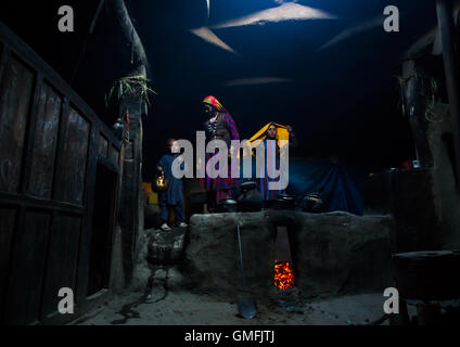 Famille afghane à l'intérieur de leur maison traditionnelle du Pamir, province de Badakhshan, Afghanistan, Khandood Banque D'Images