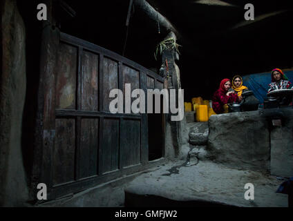 Famille afghane à l'intérieur de leur maison traditionnelle du Pamir, province de Badakhshan, Afghanistan, Khandood Banque D'Images