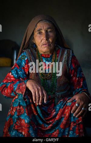 Portrait d'une femme afghane en costume traditionnel de la région du Pamir, province de Badakhshan, Afghanistan, Wuzed Banque D'Images