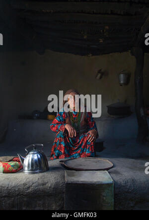 Portrait d'une femme afghane du Pamir en vêtements traditionnels, la province de Badakhshan, Afghanistan, Wuzed Banque D'Images