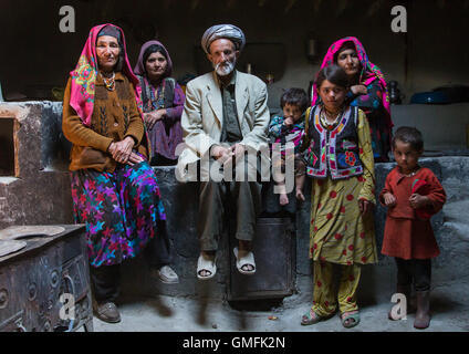 Famille afghane à l'intérieur de leur maison traditionnelle du Pamir, province de Badakhshan, Afghanistan, Wuzed Banque D'Images