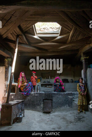 Famille afghane à l'intérieur de leur maison traditionnelle du Pamir, province de Badakhshan, Afghanistan, Wuzed Banque D'Images