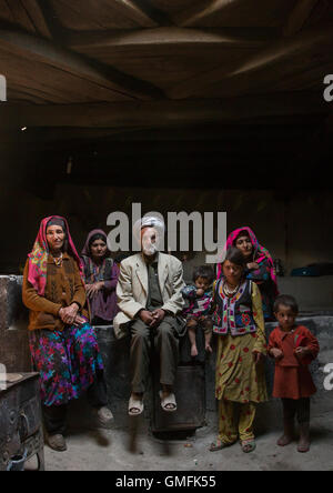 Famille afghane à l'intérieur de leur maison traditionnelle du Pamir, province de Badakhshan, Afghanistan, Wuzed Banque D'Images