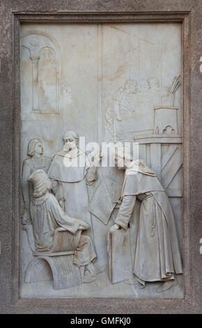 Les jeunes présente des croquis de Léonard de Vinci pour sa fresque inachevée de la Dernière Cène à Ludovic Sforza Duc de Milan avec l'aide de deux moines dominicains dans le réfectoire du couvent de Santa Maria delle Grazie de Milan. En relief sur le socle du monument à Leonardo da Vinci par le sculpteur Pietro Magni dans colmpeted 1872 sur la Piazza della Scala de Milan, Lombardie, Italie. Banque D'Images