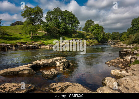 La rivière Wharfe à Grassington juste en aval de la SRCFA Ghaistrill - Vallées du Yorkshire, UK Banque D'Images