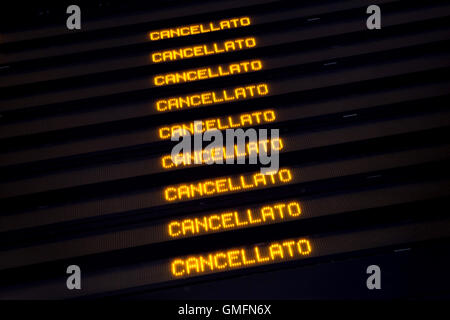 Calendrier affiche les trains annulés au Milan Porta Garibaldi à Milan, Lombardie, Italie, au cours de la journée de grève des chemins de fer dans le Nord de l'Italie le 6 novembre 2015. Banque D'Images