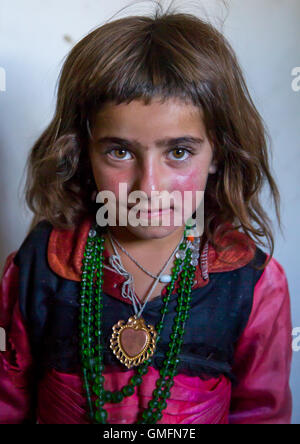 Portrait d'une fillette afghane avec cheecks rouge, la province de Badakhshan, Afghanistan, Khandood Banque D'Images