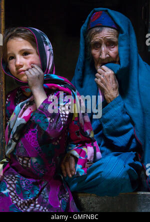 Portrait d'une fillette afghane avec sa grand-mère dans une maison du Pamir, province de Badakhshan, Qazi deh, Afghanistan Banque D'Images